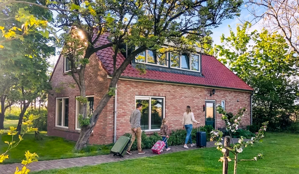 hoeve-vianen-de-vuurtoren-buiten farm lodge de vuurtoren met incheckende gasten